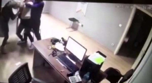 Site yöneticisi ile kiracı arasında saç saça baş başa kavga çıktı