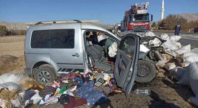 Sivasta feci kaza: Uzman çavuş hayatını kaybetti 5 kişi yaralandı