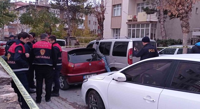 Sivasta feci olay: İki otomobilin arasında sıkışarak hayatını kaybetti