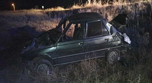 Sivasta otomobil yoldan çıktı: 3 yaralı