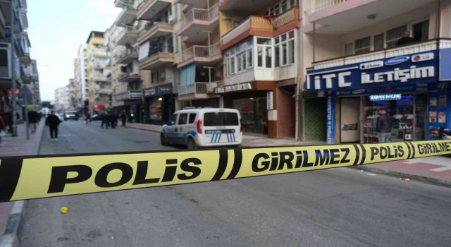 Sokak ortasında önce eşine, sonra kendine sıktı