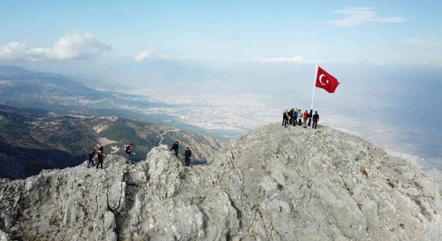 Spil Dağının zirvesinden kadına yönelik şiddete dikkat çektiler