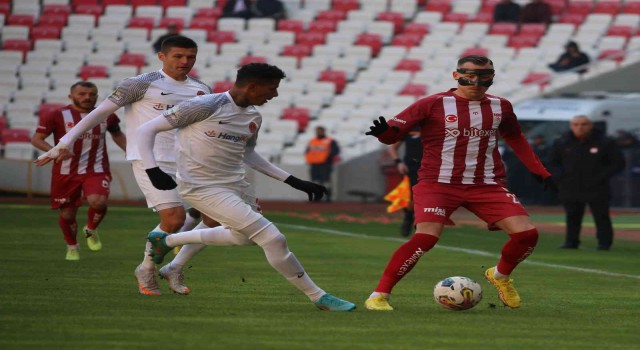 Spor Toto Süper Lig: Sivasspor: 1 - Ümraniyespor: 1 (İlk yarı)