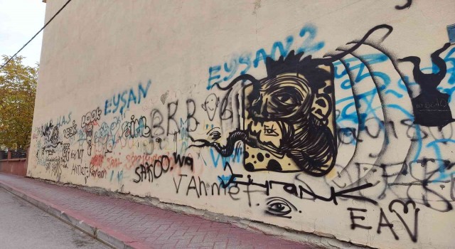 Sprey boyayla yazılan duvar yazıları görüntü kirliliği oluşturuyor