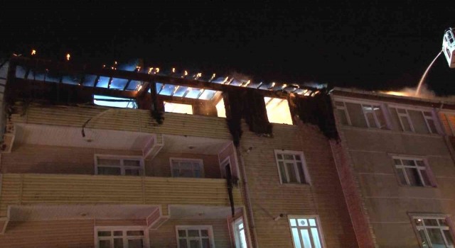 Sultanbeylide 3 bina alev alev yandı