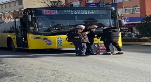 Sultanbeylide İETT otobüsünde kutu krizi: Otobüse alınmayınca yolu kapattı