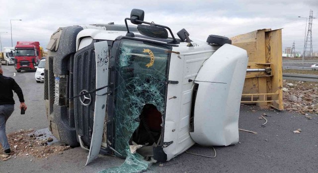 Sultangazi Kuzey Marmara Otoyolunda hafriyat kamyonu yan yattı: 1 yaralı