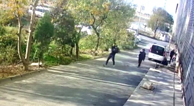 Sultangazide araçtaki erzak kolilerini böyle çaldılar