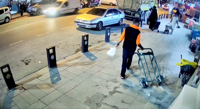 Sultangazide nalbur önündeki el arabasını çaldı