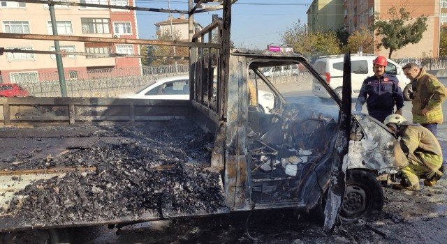 Sultangazide seyir halindeki kamyonet küle döndü