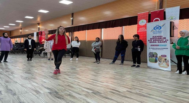 Sultangazili kız öğrenciler Gençlik Kampında eğlendi