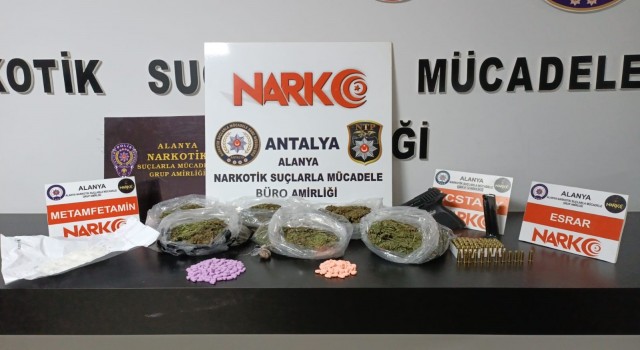 Şüphe üzerine durdurulan araçtan uyuşturucu ve silah çıktı
