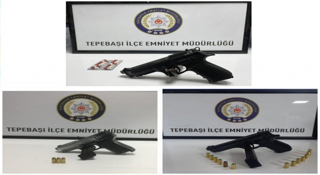 Şüpheli 3 şahsın üzerinden tabanca, mermi ve uyuşturucu hap ele geçirildi