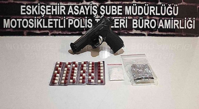 Şüpheli şahısların üzerinden silah, mermi ve uyuşturucu madde ele geçirildi