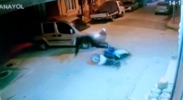 Sürücünün çarptığı bisikletliyi bırakıp kaçtığı anlar kamerada