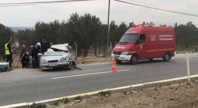 Takla atan otomobilde sıkışan 2 kişiyi itfaiye kurtardı