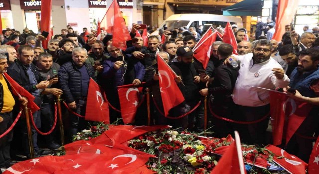 Taksiciler İstiklal Caddesinde bombalı saldırıyı kınamak için karanfil bıraktı