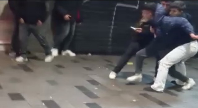 Taksimde bıçaklı kavga kamerada