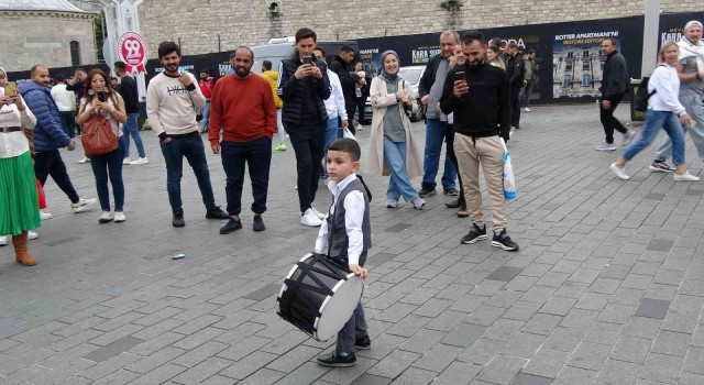 Taksimde minik davulcuya yoğun ilgi