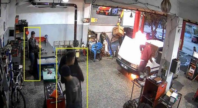 Tamir edilen otomobil bir anda alev aldı