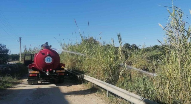 Tanker yangınına giden itfaiyeciler yanmakta olan kamışları söndürdü