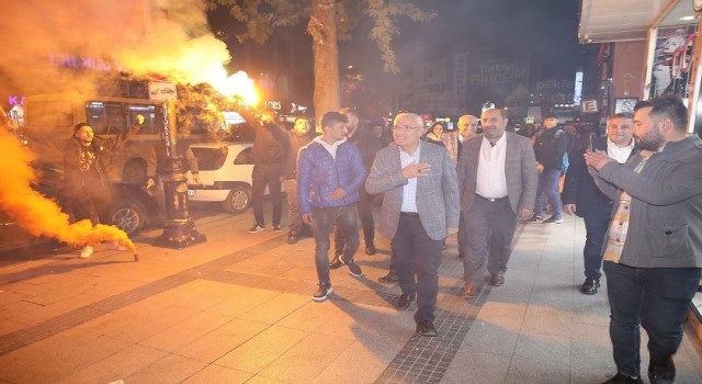 Taraftarlardan Başkan Güdere coşkulu karşılama
