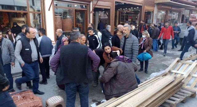 Tarihi Kapalıçarşıda sundurma çöktü: 5 yaralı