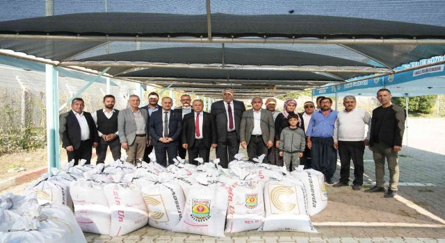 Tarsus Belediyesi çiftçilere ücretsiz ata tohumu buğday dağıttı