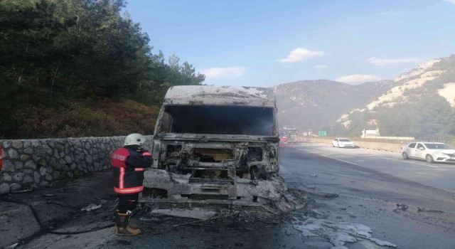 Tarsusta yanan tır kullanılmaz hale geldi