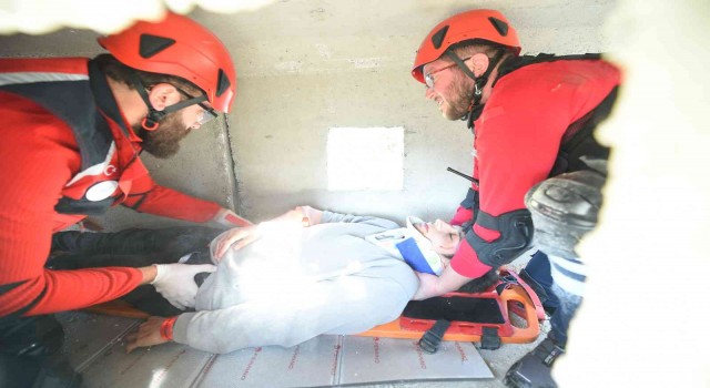 Tatbikatta çöken binanın altında kalan yaralılar böyle kurtarıldı