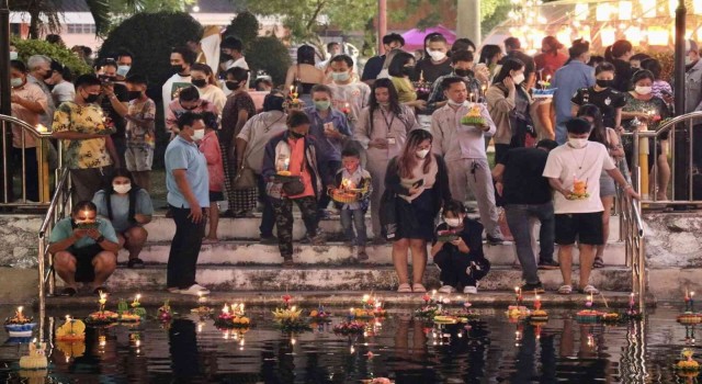 Taylanddaki Loy Krathong Festivali renkli görüntülere sahne oldu