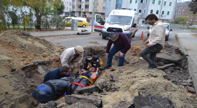 Tekirdağda işçi kepçenin kazdığı çukura düştü