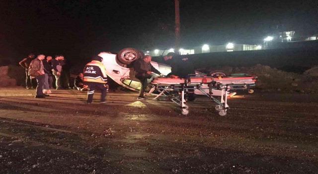 Tekirdağda trafik levhalarına çarpan otomobil takla attı: 3 yaralı