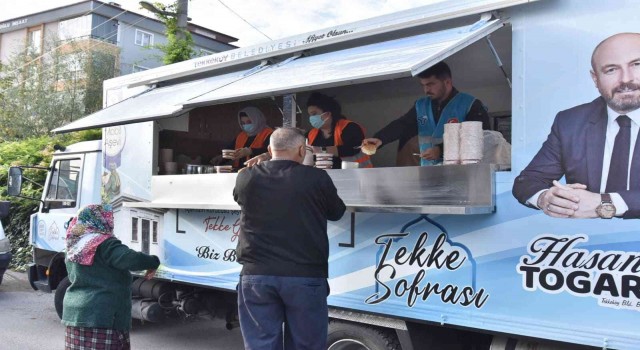Tekkeköyde pazar esnafı güne sıcak çorbayla başlıyor