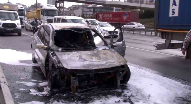 TEMde otomobil alev aldı, içindekiler son anda kurtuldu