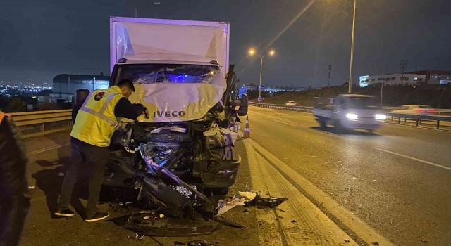 TEMde tıra çarpan kamyonetin sürücüsü yaralandı