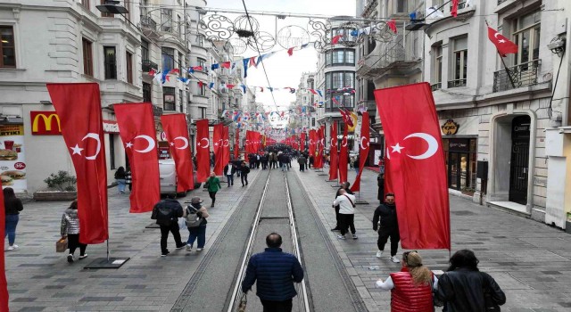 Terör saldırısından günler sonra bin 200 adet Türk bayrağıyla donatılan İstiklal Caddesi havadan görüntülendi