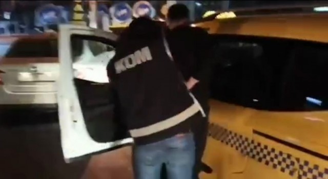 Ticari taksiden yolcu değil tabancalar çıktı