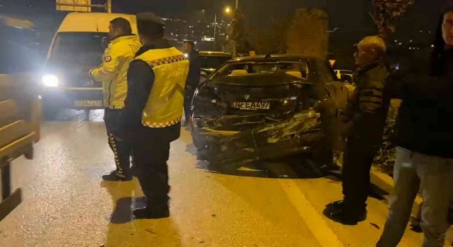 Tır, asker uğurlama konvoyundaki araçlara çarptı: 4 yaralı