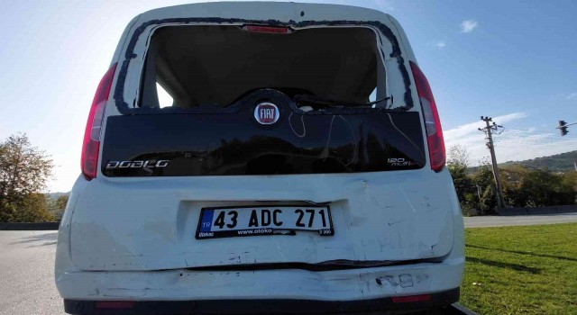 Tır sağlık çalışanlarının aracına çarptı, 4 sağlık çalışanı yaralandı