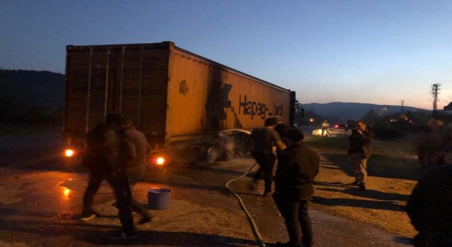 Tırın lastiği alev aldı, faciaya yol açmadan söndürüldü