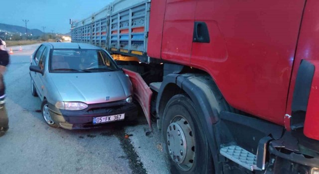 Tırın yakıt deposuna çarpmaktan böyle kurtuldu