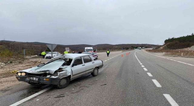 Tokatta otomobil traktöre çarptı: 6 yaralı