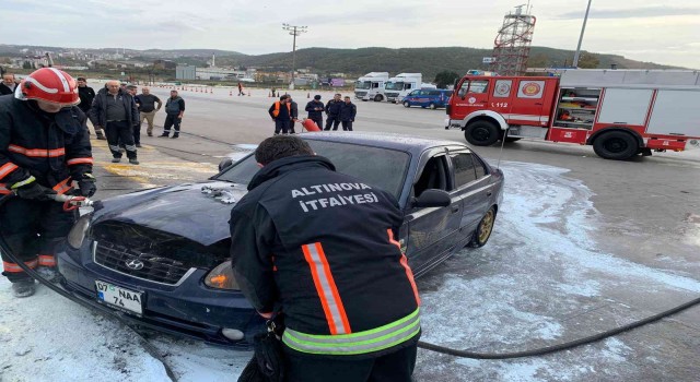 Topçular İskelesinde otomobil yangını