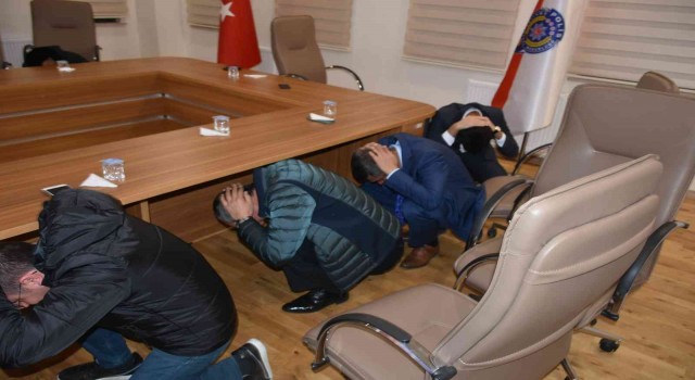 Tosyada çök kapan tutun tatbikatı