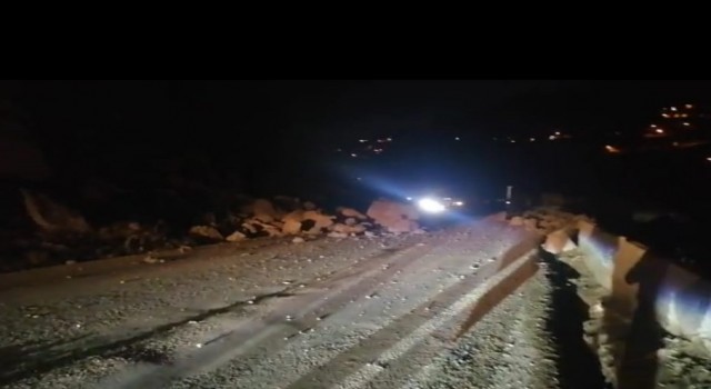 Trabzon-Gümüşhane karayoluna düşen taş ve kayalar ulaşımı aksattı