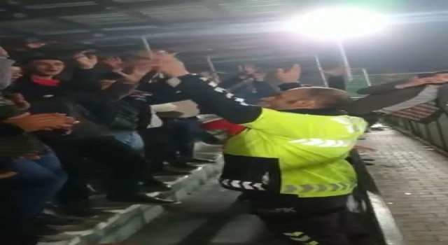 Trafik polisi, amatör maçtaki tartışmayı amigoluk yaparak sonlandırdı