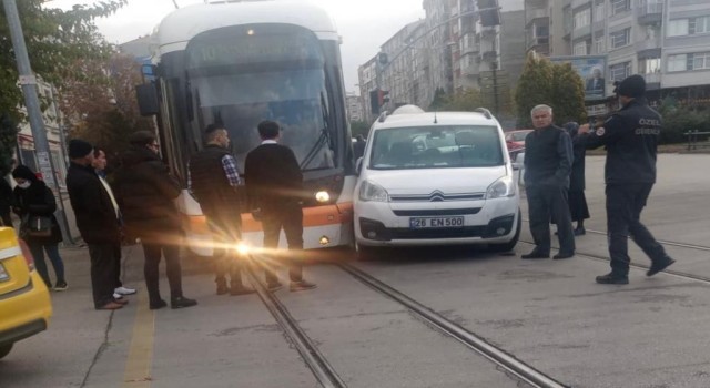 Tramvay kazası trafiği felç etti