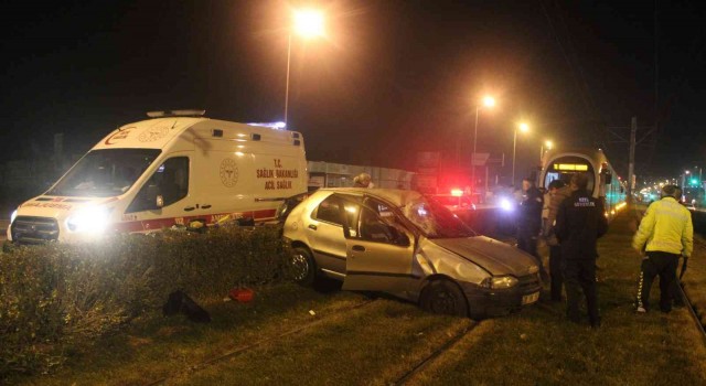 Tramvay yoluna giren otomobil takla attı