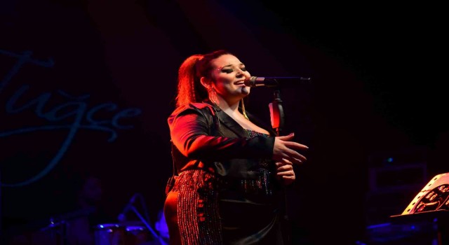 Tuğçe Kandemir hasta haliyle Bursada konser verdi